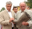 Бывший губернатор Архангельской области Николай КИСЕЛЁВ и Вячеслав ПОЗГАЛЁВ, губернатор Вологодской области, на ярмарке в Верховажье